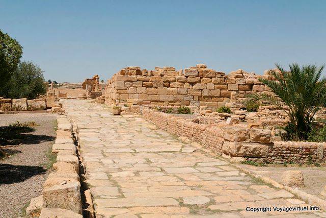 Sbeïtla, caminho pavimentado do sítio arqueológico - Tunísia