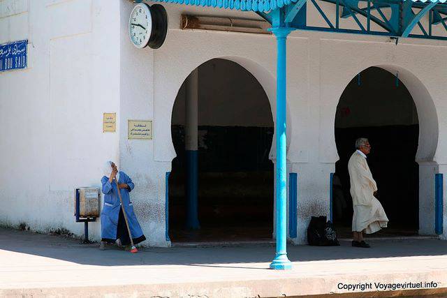 Sidi Bou Said, vassoura na estação - Tunísia