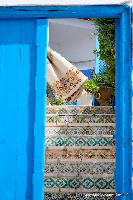 Sidi Bou Said, escadas com telhas - Tunísia