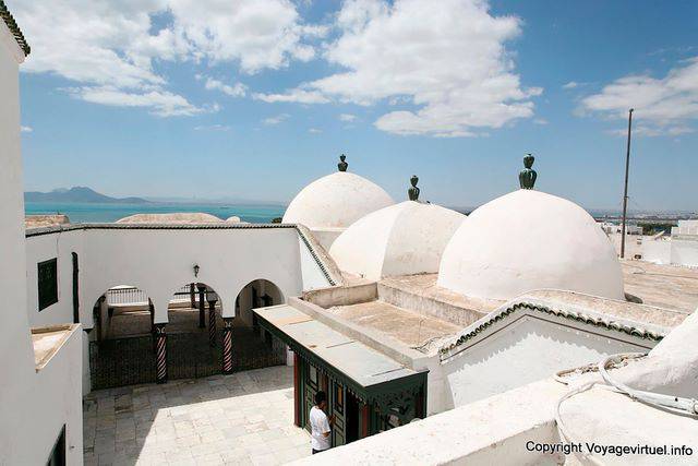Sidi Bou Said, mesquita Zaouia Shan, pátio - Tunísia