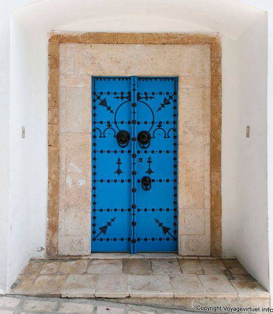 Sidi Bou Said típica moldura da porta de idade - Tunísia