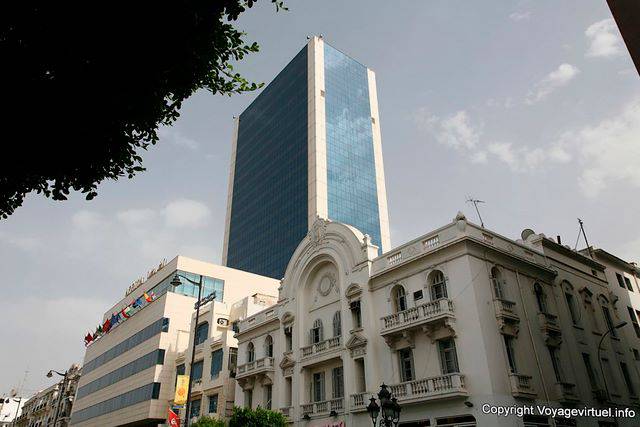 Baseando-se na Avenida Habib Bourguiba, Tunis - Tunísia