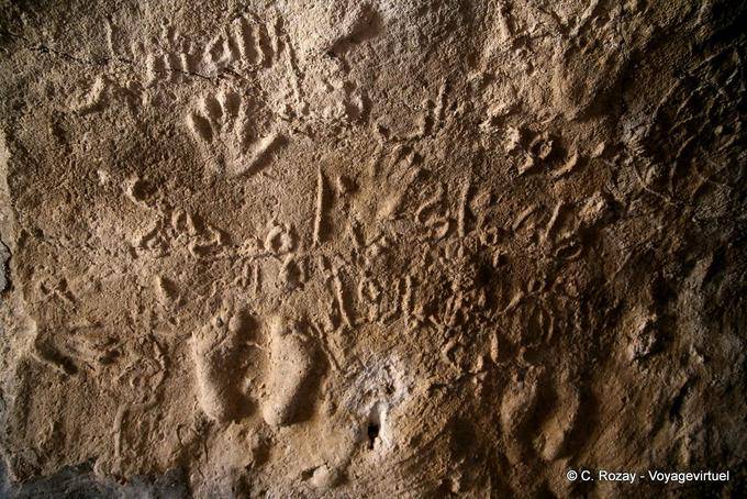 Signs, mãos e pés levantados, Ksar Jumaa - Tunísia