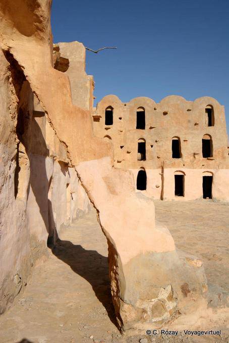 Ghorfas escadaria levando a andar de cima, Ksar Ouled Soltane - Tunísia