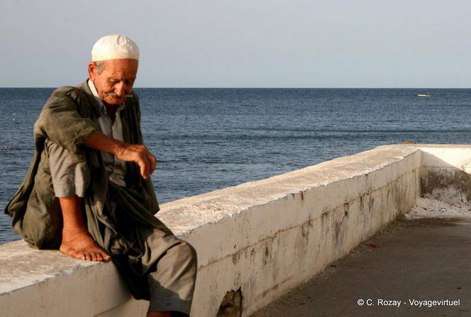 Pescador velho na parede, Mahdia - Tunísia