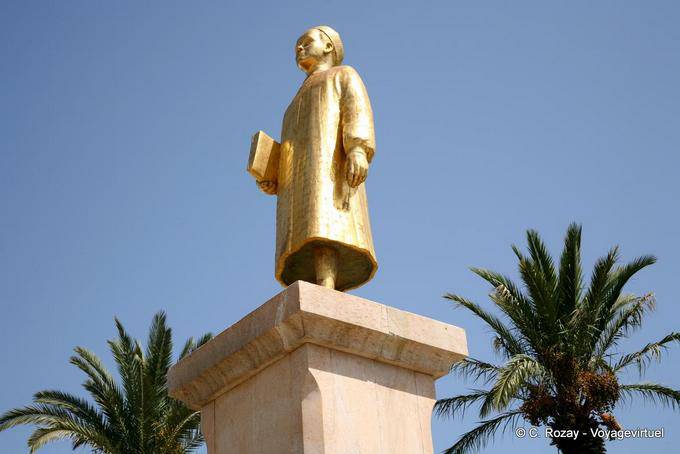 A estátua dourada de Habib Bourguiba criança, Monastir - Tunísia