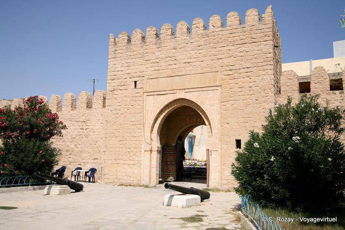Uma das portas da frente na medina, Monastir - Tunísia