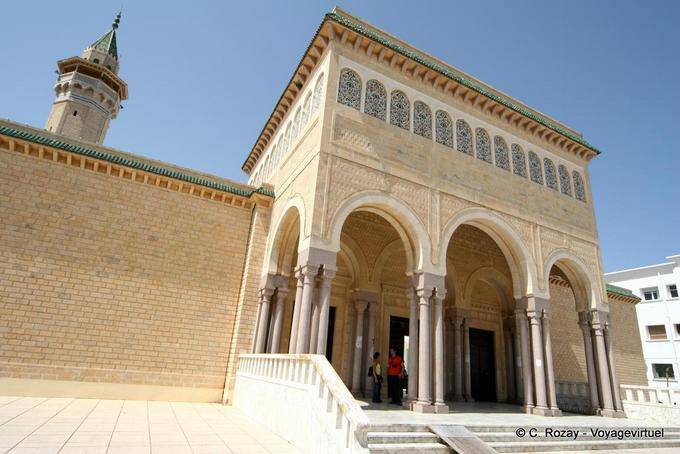 A entrada para a mesquita TRIMECHE Bourguiba Avenue, Monastir - Tunísia