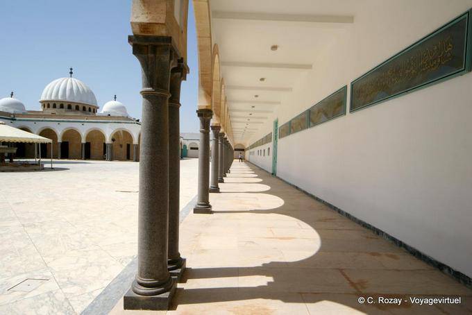 Domes e passando sob arcadas, Bourguiba Mesquita Monastir - Tunísia