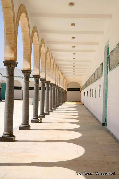 Ambulatório ao redor do pátio, Bourguiba Mesquita Monastir - Tunísia