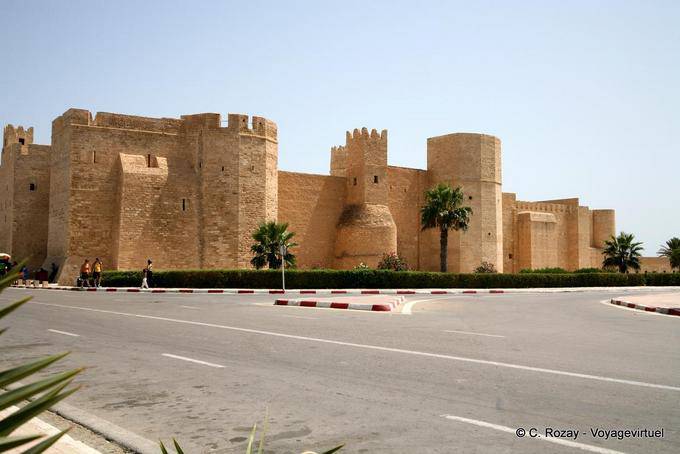 As paredes externas e as torres do Ribat, lado oeste, Monastir - Tunísia