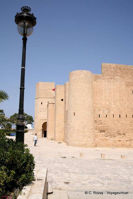 Paredes de Ribat vistos desde o lado da Grande Mesquita, Monastir - Tunísia