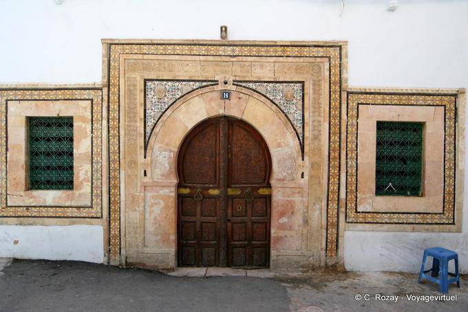 Tamanho da pedra e decoração da entrada de uma casa na Medina, Sfax - Tunísia