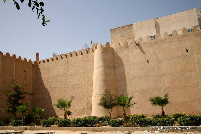 Torre redonda e vista para a parede exterior do Medina, Sfax - Tunísia