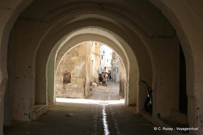 Arcos passarela no medina de Sfax - Tunísia