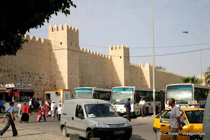 Paredes com torres quadradas e oblongo em todo o medina, Sousse - Tunísia