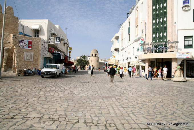 Grande rua pavimentada em direção a Grande Mesquita, Sousse - Tunísia