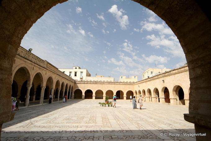 Sousse, pátio panorâmica da Grande Mesquita de arcada - Tunísia
