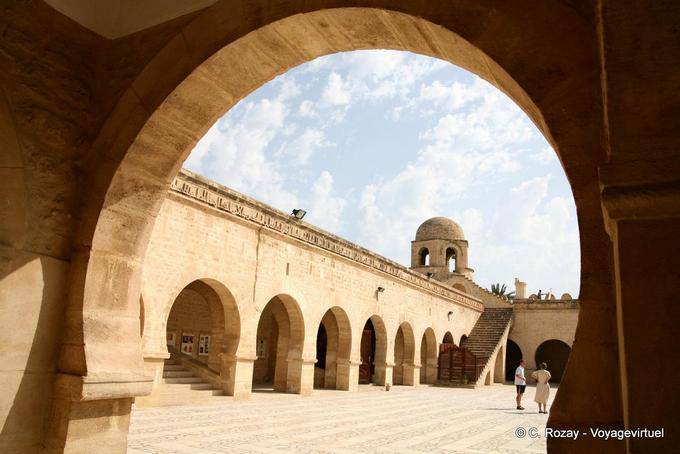 Sousse, Grande Mesquita, o tribunal de pontos de vista de um arco do pórtico - Tunísia
