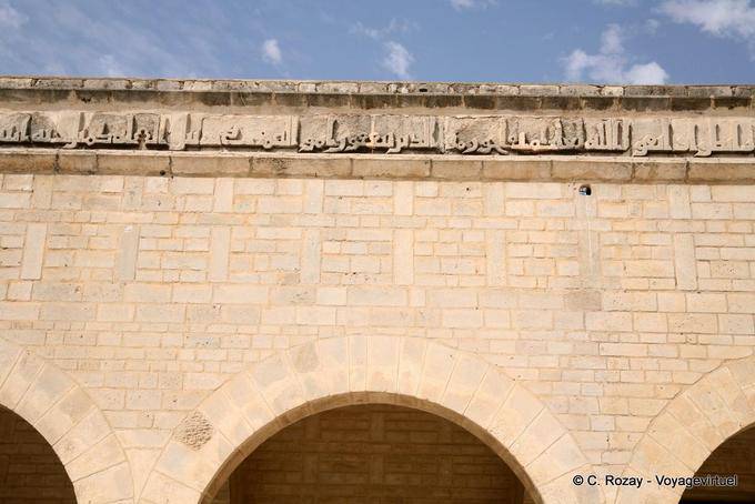 Inscrições em Kufic caligrafia em um banner acima do pórtico, Grande Mesquita, Sousse - Tunísia