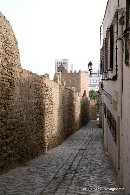 Alley ao longo das paredes, Sousse Medina - Tunísia
