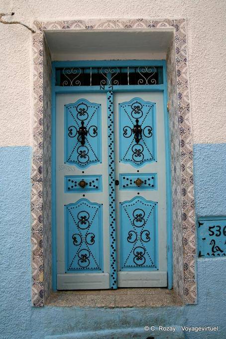 Porta cravejado azul na Medina de Sousse - Tunísia