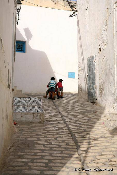 As crianças brincam nas pedras medievais, Sousse medina - Tunísia
