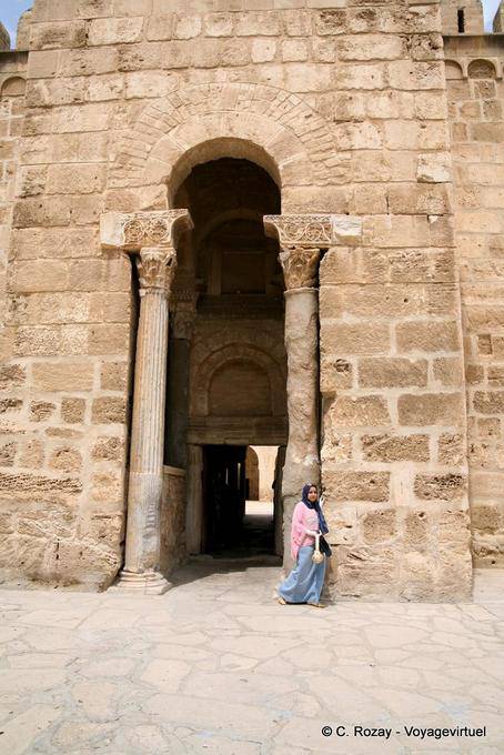 High, entrada estreita com colunas antigas, Ribat de Sousse - Tunísia