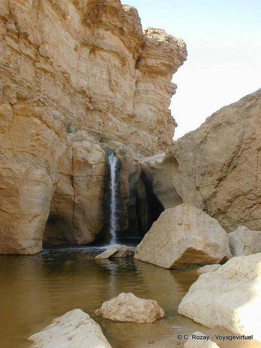 Cachoeira entre as rochas para Tameghza (تمغزة) - Tunísia
