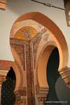 Arcos pintados de estilo bizantino-mourisco, Saint Louis Cathedral, Carthage, Tunísia.