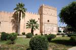 Paredes da torre com ameias em direção ao Boulevard do Exército Nacional, Sfax, Tunísia.