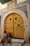 Porta da igreja na Medina de Sousse, Tunísia.