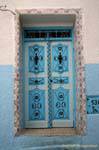 Porta cravejado azul na Medina de Sousse, Tunísia.