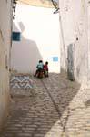 As crianças brincam nas pedras medievais, Sousse medina, Tunísia.
