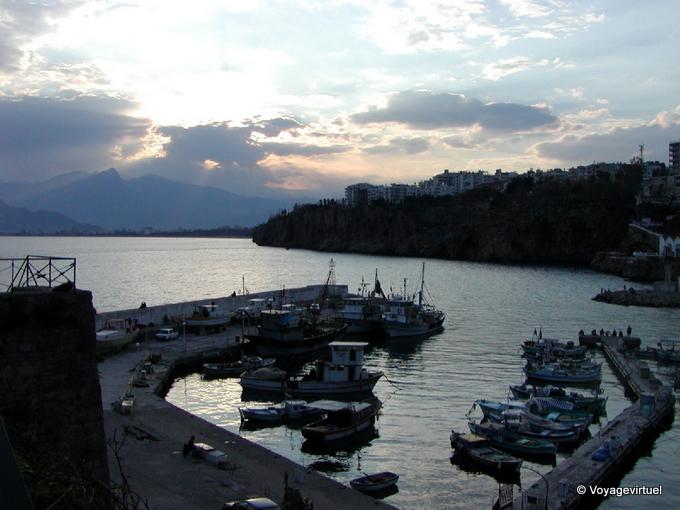 Luz do sol no porto velho de Antalya - Turquia