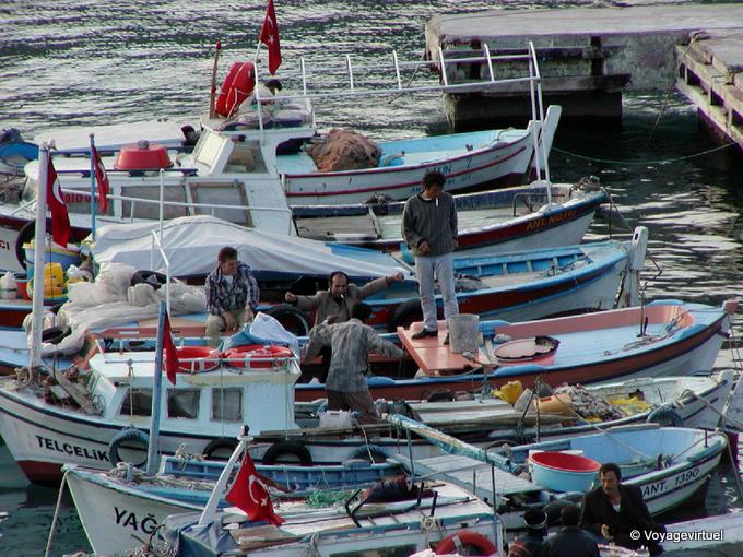 Os pescadores do porto antigo, Antalya - Turquia