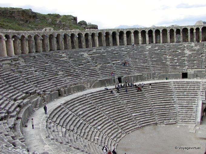 Teatro romano de Aspendos, vista da galeria arcadas e anfiteatro superiores - Turquia