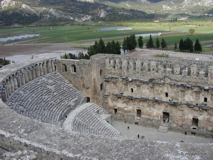 Aspendos teatro, parede do palco e arquibancadas - Turquia