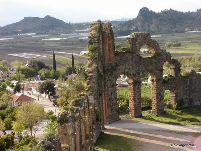 Outro ponto de vista de uma parte do aqueduto de Aspendos - Turquia