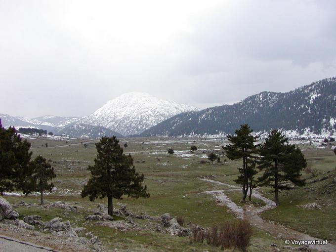O planalto de neve, perto Beysehir - Turquia