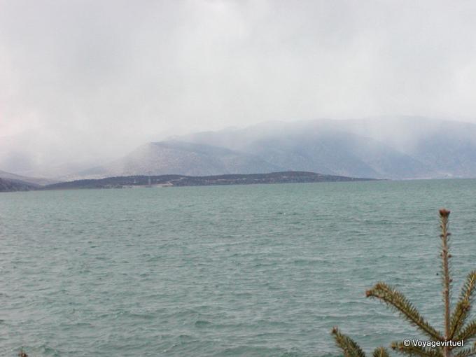 Água verde e das nuvens sobre lago Egirdir - Turquia