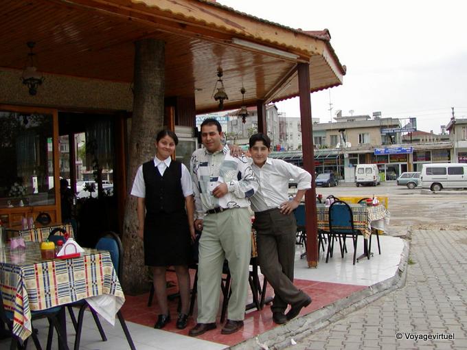 Família na frente do seu restaurante no centro de Manavgat - Turquia
