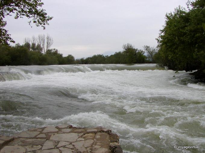 Manavgat cachoeira a montante da cidade - Turquia