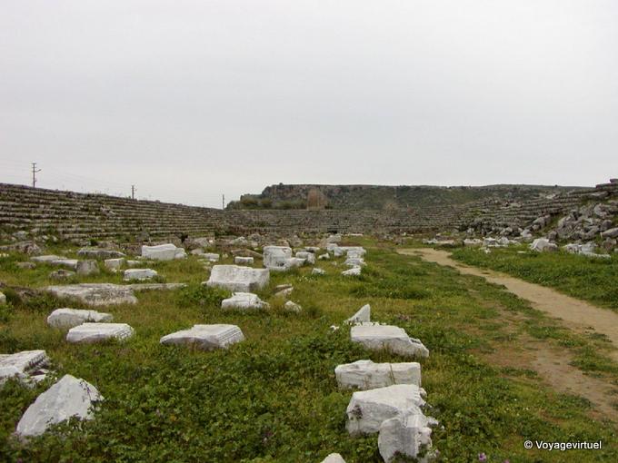Pedras no interior do estádio de 12 000 lugares, Perge - Turquia