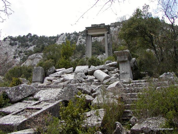 Termessos, ruínas do Templo de Artemis e Adriano propylaea - Turquia