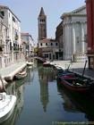Um pequeno canal e campanário, Veneza, Italia.